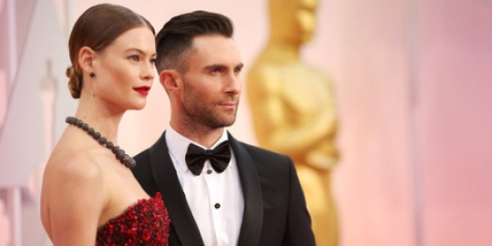 Pesona kecantikan Behati Prinsloo, lumpuhkan hati Adam Levine