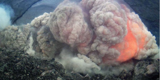 Letusan dahsyat lava Gunung Kilauea gara-gara dinding kawah runtuh