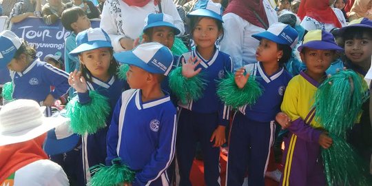 Ratusan anak TK antar peserta International Tour de Banyuwangi Ijen