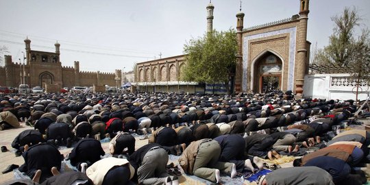 Pemerintah China paksa toko muslim jual alkohol dan rokok