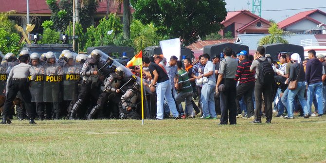 Demo anarkis, puluhan massa bentrok dengan Brimob dan Sabhara | merdeka.com