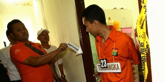 tiba deudeuh tengah asyik bermain ponsel