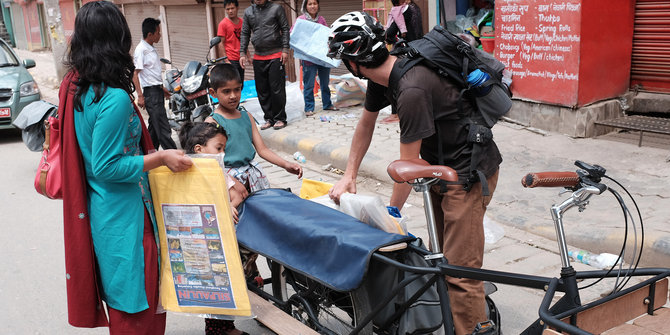 Klub sepeda Nepal ikut beri bantuan untuk korban di daerah terpencil