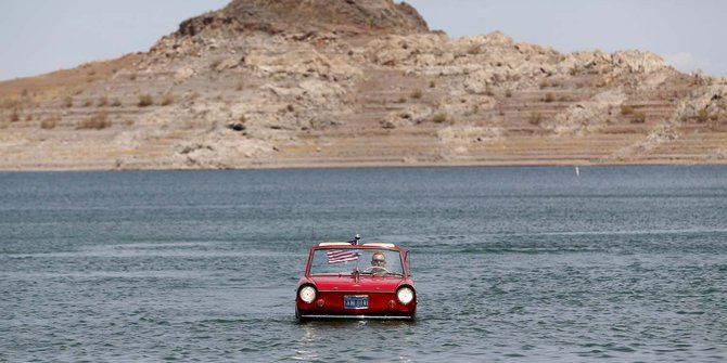 Mengarungi danau surut AS dengan mobil klasik Amphicar