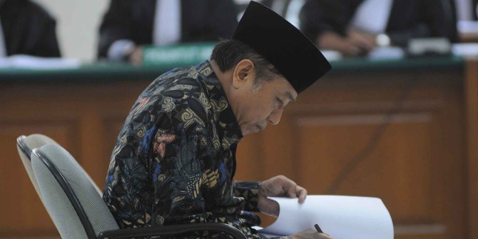 Sidang perdana Waryono Karno terkait kasus korupsi ESDM