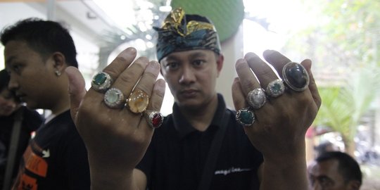 dan linggis warga gali tanah di cilandak