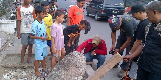 Bikin macet, bongkahan batu akik di Tomang dipindah ke kelurahan