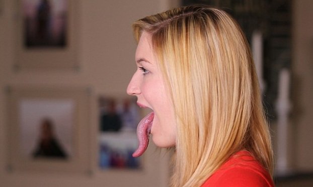 wanita ini punya lidah terpanjang