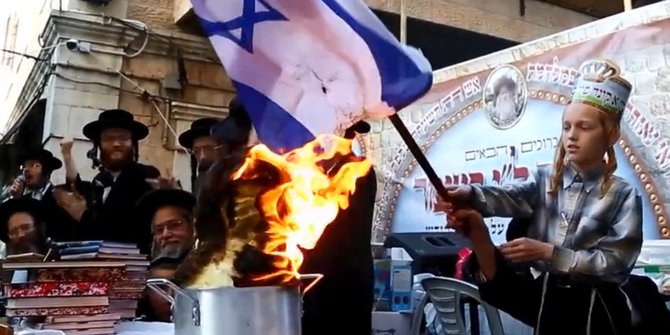 Umat Yahudi antiZionis sedunia ramairamai bakar bendera