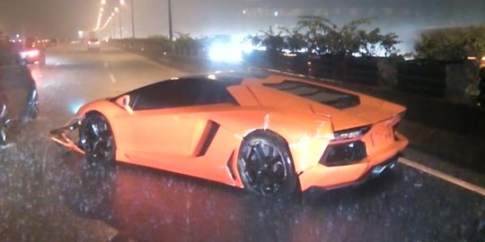 Sedan mewah Lamborghini kecelakaan di Tol Ancol