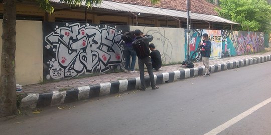 Kritisi dunia pendidikan, seniman di Kediri protes lewat mural