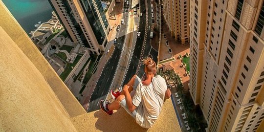 Aksi 'gila' orang lompat dari lantai 43 gedung pencakar langit Dubai