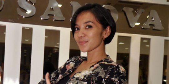 Lama menghilang, Enno Lerian resmi kembali dengan manisnya cinta