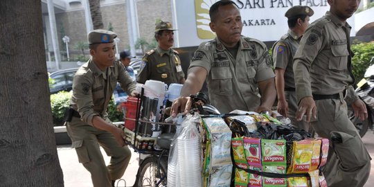 Cegah makanan berbahaya, Pemprov DKI bakal usir PKL liar dari Monas