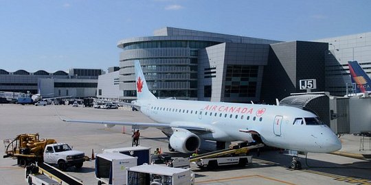 Perempuan ini melahirkan di pesawat Air Canada