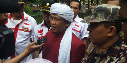  Rak  sepatu  Masjid Aa Gym dibakar perempuan stres merdeka com