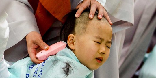 Menengok upacara pencukuran rambut calon biksu cilik di Seoul