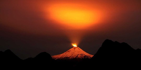 Sinar kawah Gunung Villarrica terangi kota wisata Pucon