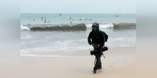 Tangguhnya prajurit Raider, latihan menyusup di laut tanpa percikan