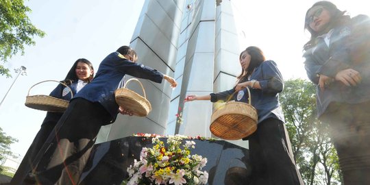 Mengenang 12 Mei 1998, mahasiswa Trisakti upacara tabur bunga