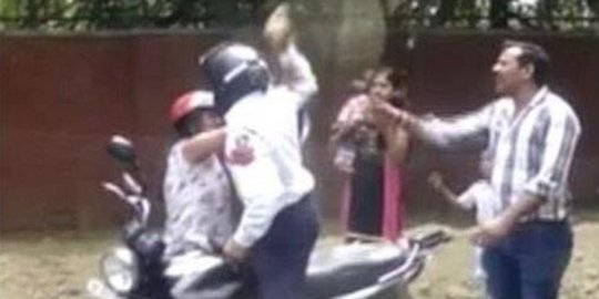 Tak beri 'uang damai', wanita ini dilempar batu bata oleh polisi