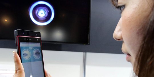 Fujitsu luncurkan smartphone canggih dengan sensor mata