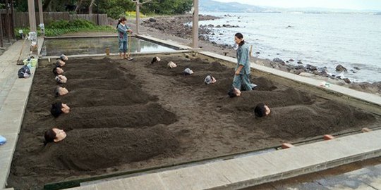 Dikubur dalam pasir jadi tren spa eksotis di Jepang