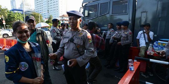 Peringati Tragedi Trisakti, mahasiswa bagi-bagi bunga ke polisi