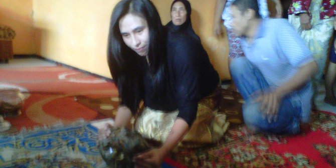 Janda cantik di Malang temukan batu sapta warna seberat 9 