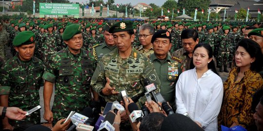 Berbaju TNI, Jokowi letakkan batu pertama pembangunan RS di TMII