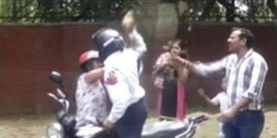 nyogok wanita india malah dilempar bata oleh polisi rev1