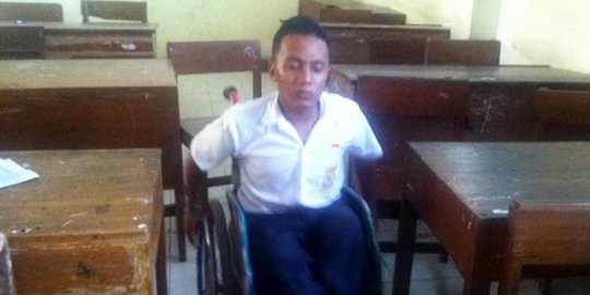 Semangat Edi tempuh 10 km pakai kursi roda demi sekolah