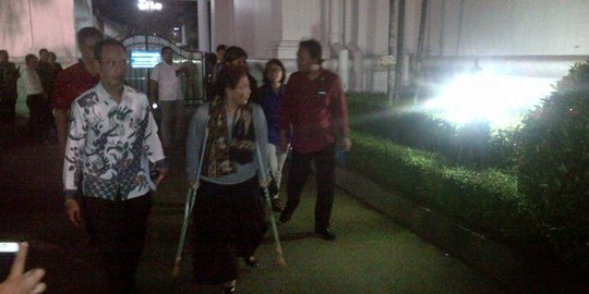 Rapat di Istana, Menteri Susi tertatih-tatih pakai alat bantu jalan