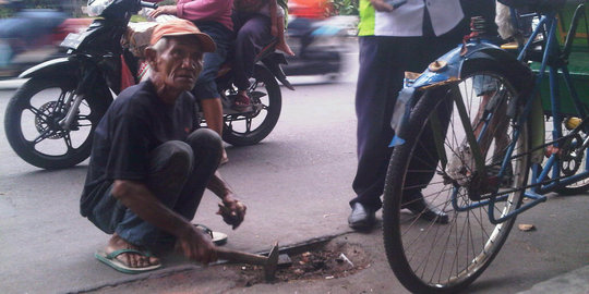 10 Tahun tambal jalan berlobang, Mbah Dul tolak tawaran jadi mandor