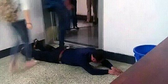 Ajarkan keberanian, profesor ini suruh siswa langkahi tubuhnya