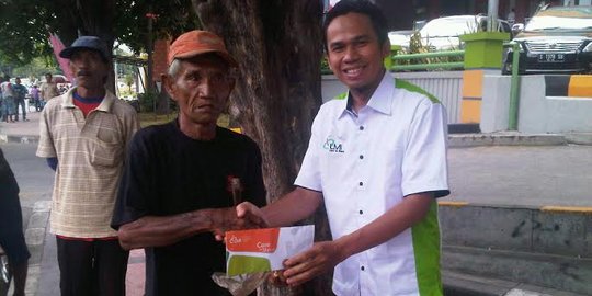 Aksi mulia tambal jalan rusak, Mbah Dul dapat santunan Rp 500 ribu