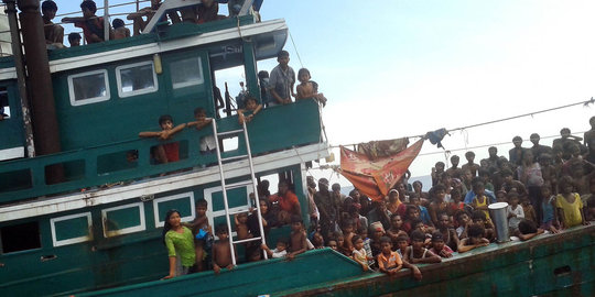 Meratapi nasib ratusan imigran Rohingya dua bulan terjebak di laut