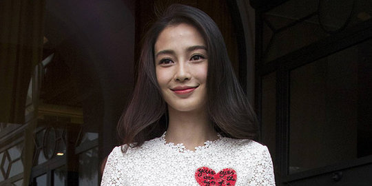 Senyum manis aktris Hong Kong Angelababy di Festival Cannes