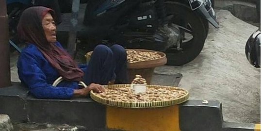 Foto Si Mbah penjual kacang rebus di Stasiun Tugu Yogya tuai simpati