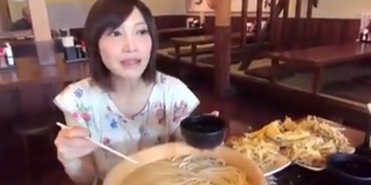 Badan langsing, wanita cantik ini makan 1 baskom mie ramen