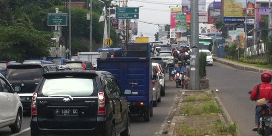 Diserbu puluhan ribu kendaraan dari Jakarta, jalur Puncak padat