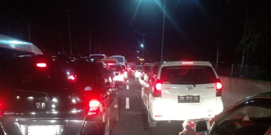 Wisatawan membeludak, jalanan di Denpasar macet tak bergerak