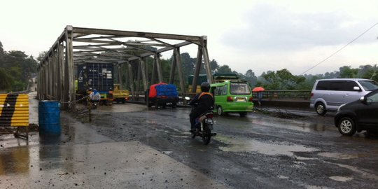 Besi proyek jembatan Bocimi keluar, ancam keselamatan pengendara