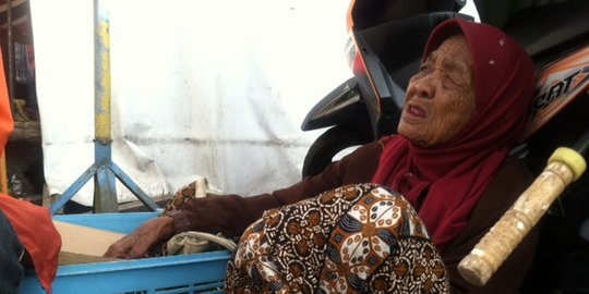 Nenek 109 tahun jualan kacang di Stasiun Tugu Yogya demi sesuap nasi