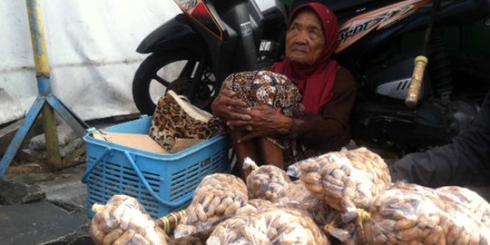 Kisah Tumirah, nenek 109 tahun pedagang kacang di Stasiun Tugu Yogya