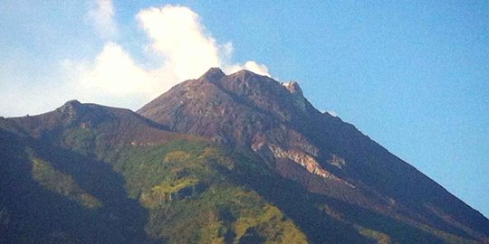 Seorang pendaki dilaporkan terperosok ke kawah Gunung Merapi