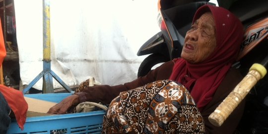 Kisah kakek nenek tak pernah menyerah berjuang demi sesuap nasi