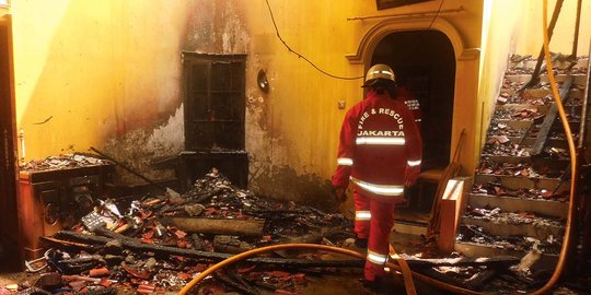 Rumah yang terbakar di Kebon Jeruk gudang topi dan tas