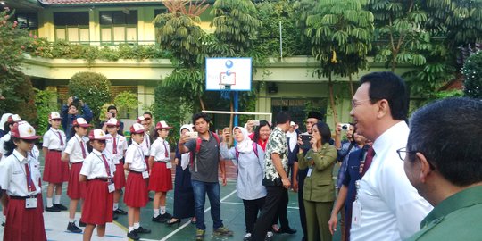Di depan anak SD, Ahok ngaku pusing belajar komputer