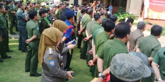 Ahok berpidato pentingnya layani warga, PNS ini malah asyik main HP